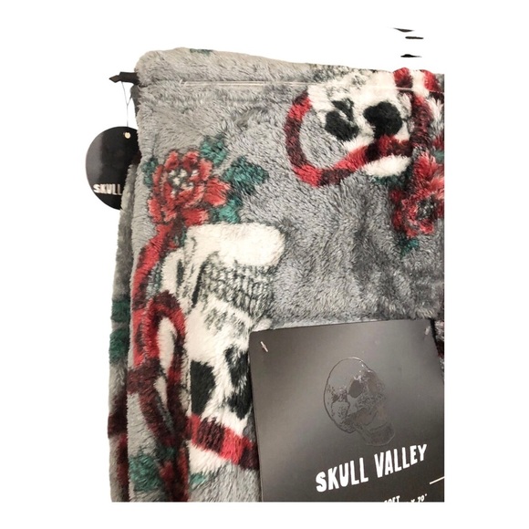 Skull serpent red roses printed‎ gray soft velvet plush throw blanket new - Picture 10 of 11